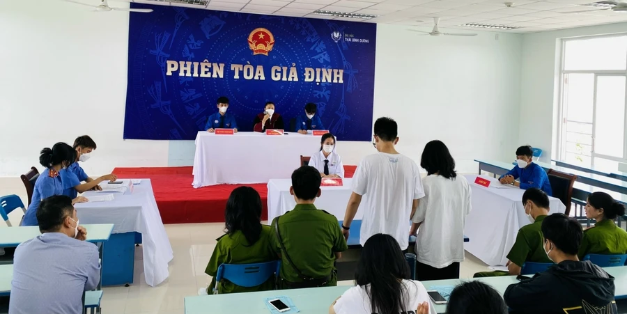 Học sinh tham gia "Phiên toà giả định".