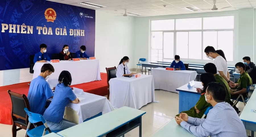 Các em học sinh trải nghiệm "phiên toà giải định".