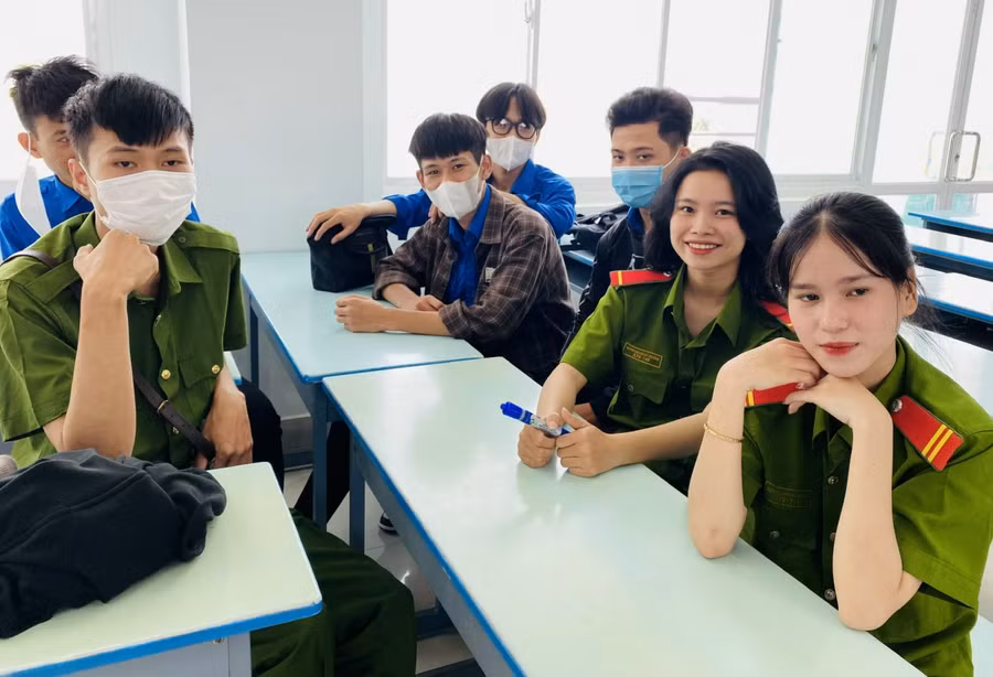 Học sinh hồ hởi sau khi tham gia trải nghiệm "phiên toà giả định".