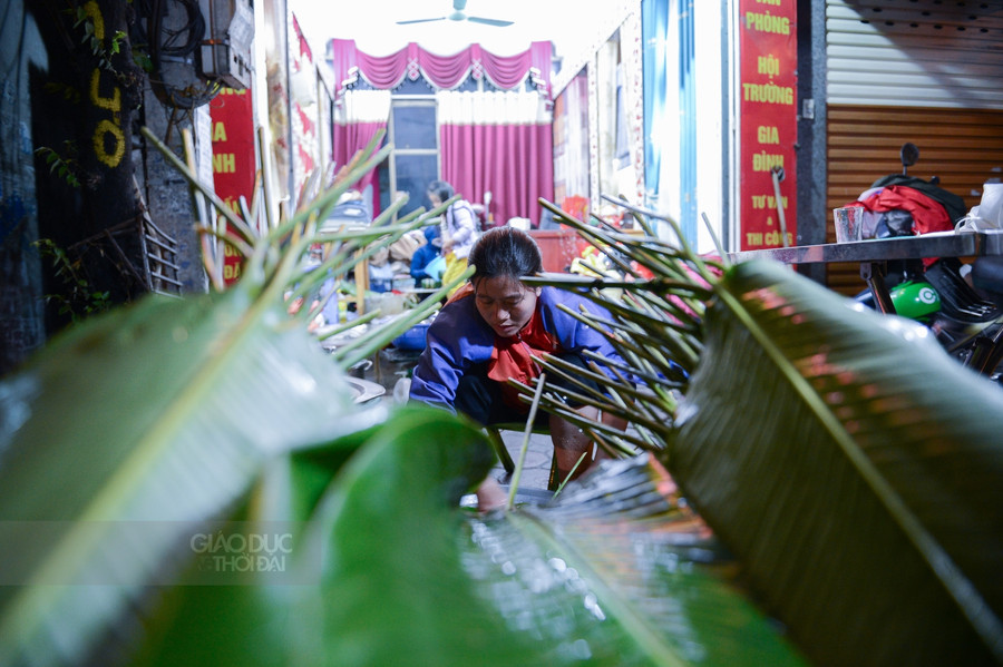 Người dân Hà Nội tất bật luộc bánh chưng tại vỉa hè đón Tết ảnh 5