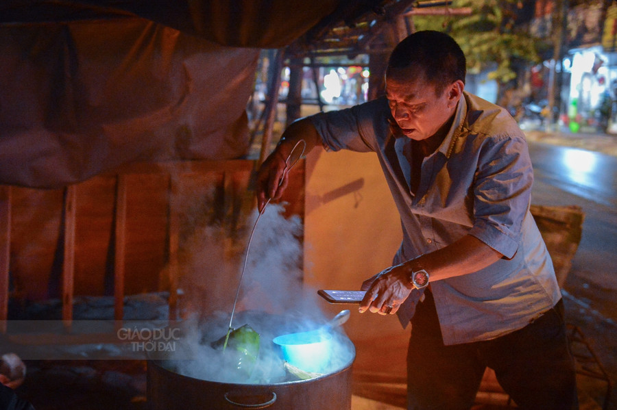 Ngoài việc luộc bánh chưng để cúng tất niên hoặc đem biếu người thân, nhiều gia đình còn tranh thủ luộc thêm vài trăm chiếc nhằm đem bán ngày Tết.