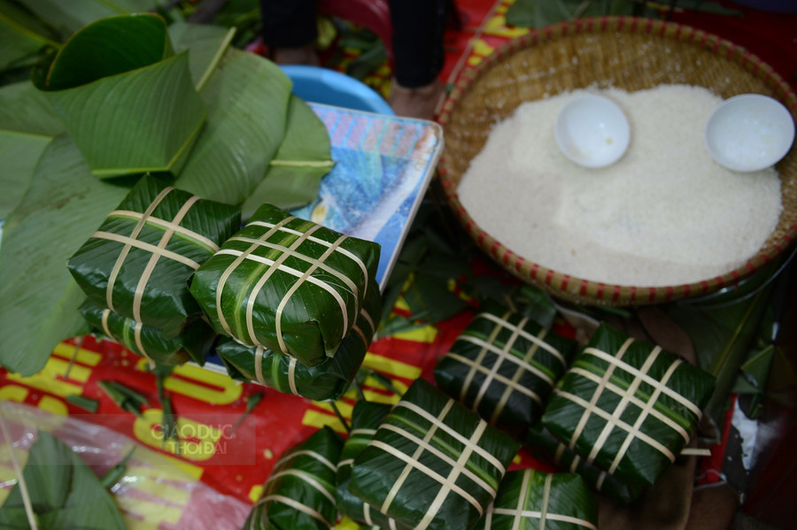 Người dân Hà Nội tất bật luộc bánh chưng tại vỉa hè đón Tết ảnh 8