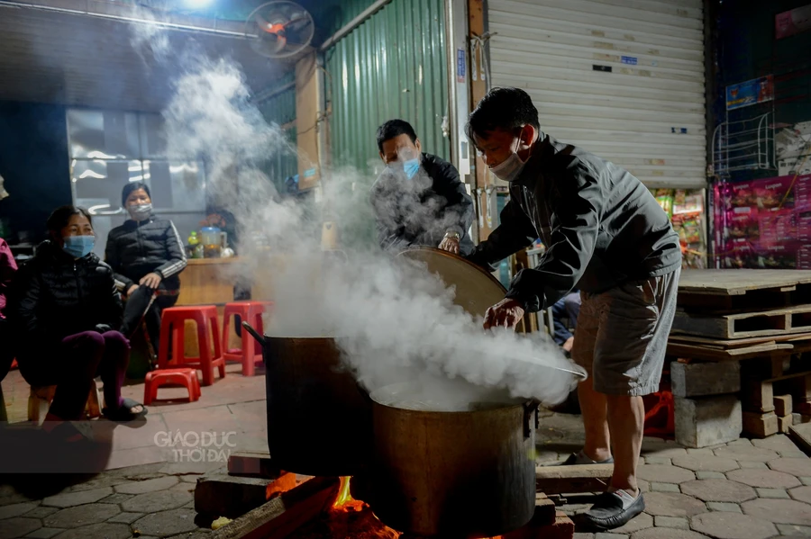 Người dân tận dụng phần vỉa hè trống để nổi lửa luộc bánh chưng.