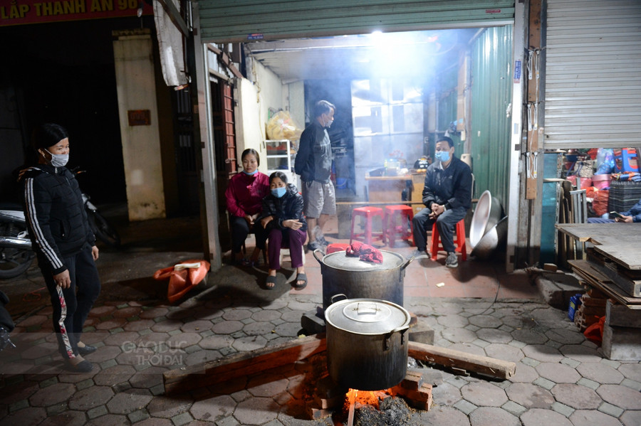 Người dân Hà Nội tất bật luộc bánh chưng tại vỉa hè đón Tết ảnh 13