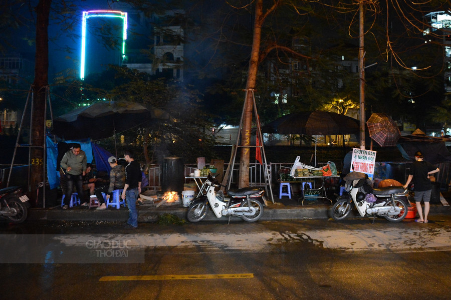 Tại 392 đường Khương Đình, từ ngày 21 tháng Chạp những nồi bánh chưng đã được gia đình chú Sơn nổi lửa.