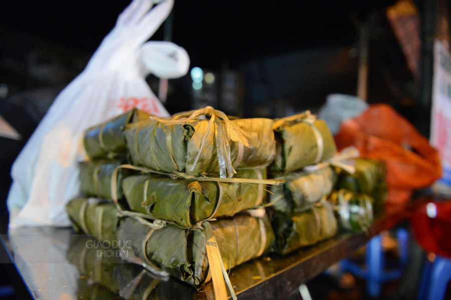 Hầu như số bánh đó đều được khách hàng đặt mua từ trước, vì họ luôn tin tưởng chất lượng bánh nhà làm với lớp vỏ dày vừa phải, nhân thịt đầy đặn, còn phần đỗ xanh không quá nhiều như ngoài chợ bán sẵn.