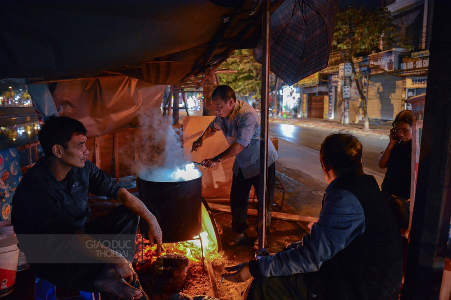 Người dân Hà Nội tất bật luộc bánh chưng tại vỉa hè đón Tết ảnh 2