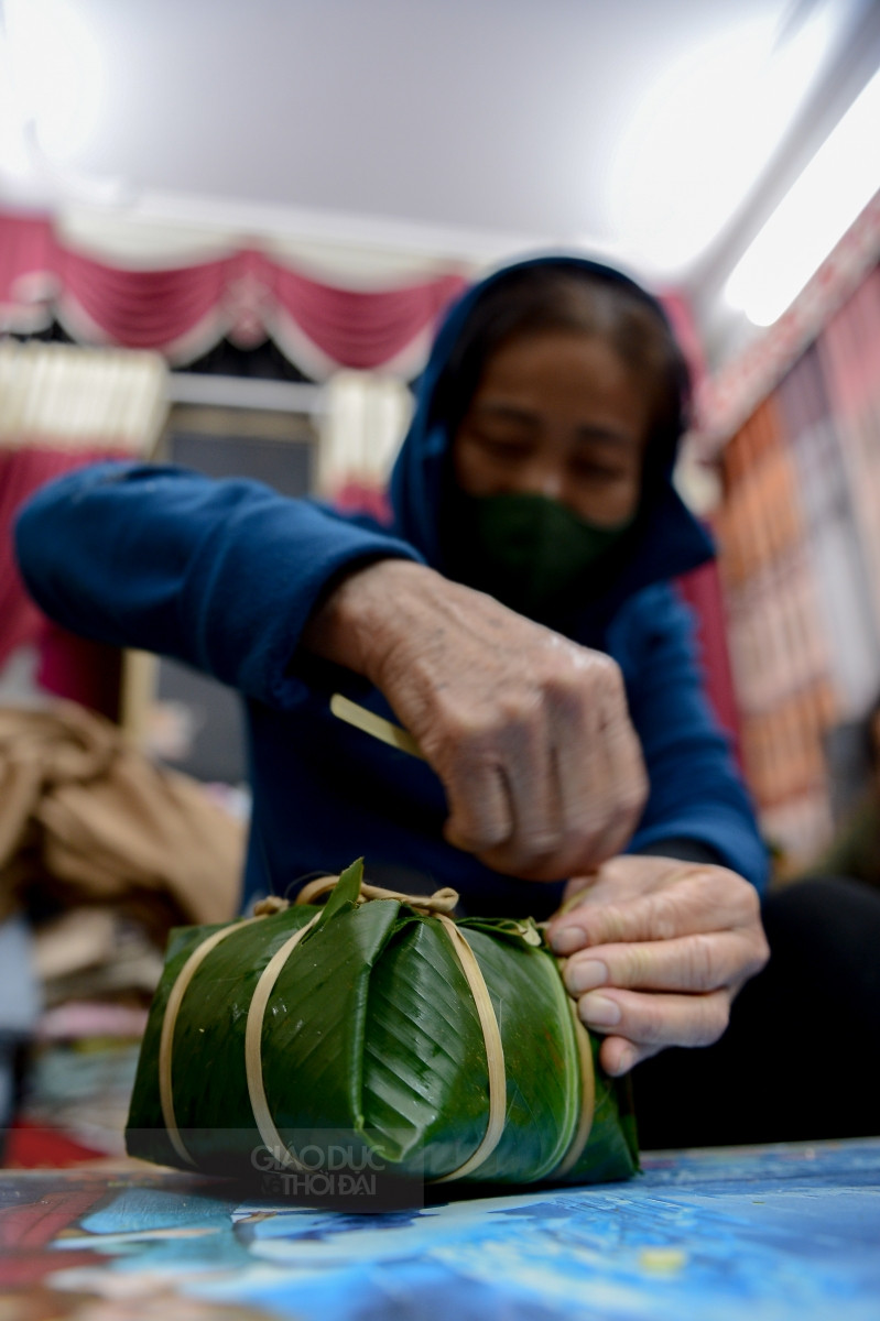 Người dân Hà Nội tất bật luộc bánh chưng tại vỉa hè đón Tết ảnh 10