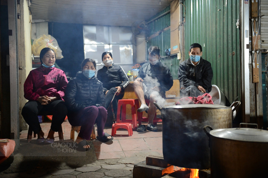 Nhiều người sống cùng ngõ, cùng xóm đã chung tay gói bánh và thổi lửa luộc bánh trên vỉa hè Hà Nội.