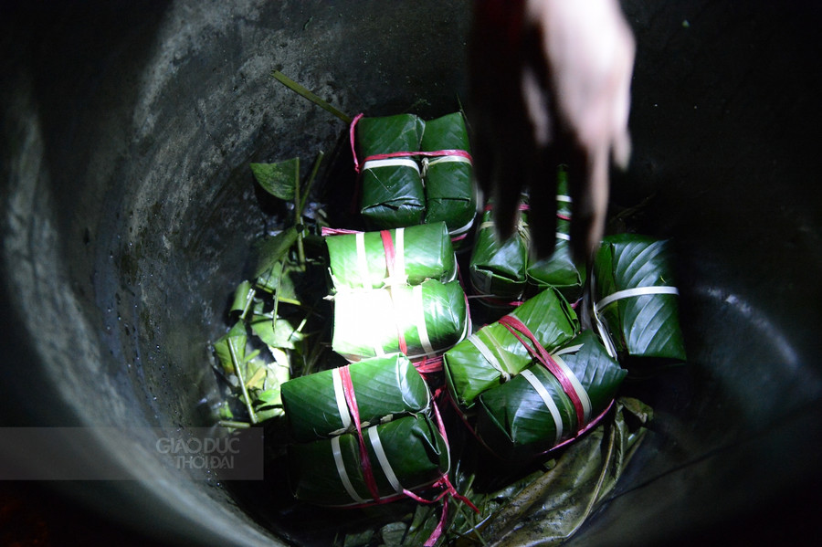 &quot;Tôi sẽ đun trước một nồi nước sôi. Thời gian luộc bánh được tính từ khi xếp bánh vào xoong, mỗi xoong chứa khoảng 80 chiếc và đổ nước sôi lên trên. Sau khoảng 12 tiếng, những chiếc bánh sẽ được vớt ra, rồi tiếp tục rửa bằng nước sạch trước khi ép qua một đêm&quot;, chú Sơn (trú tại số 392 Khương Đình) chia sẻ.