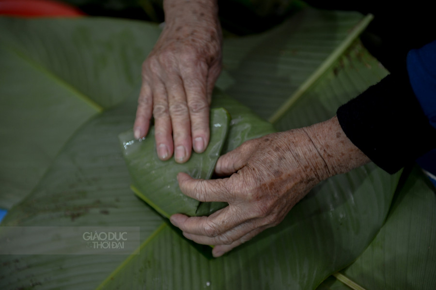 Người dân Hà Nội tất bật luộc bánh chưng tại vỉa hè đón Tết ảnh 6