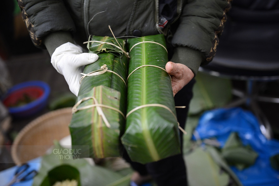 Không chỉ bánh chưng vuông truyền thống, nhiều nhà còn gói cả bánh chưng dài truyền thống của người dân tộc.
