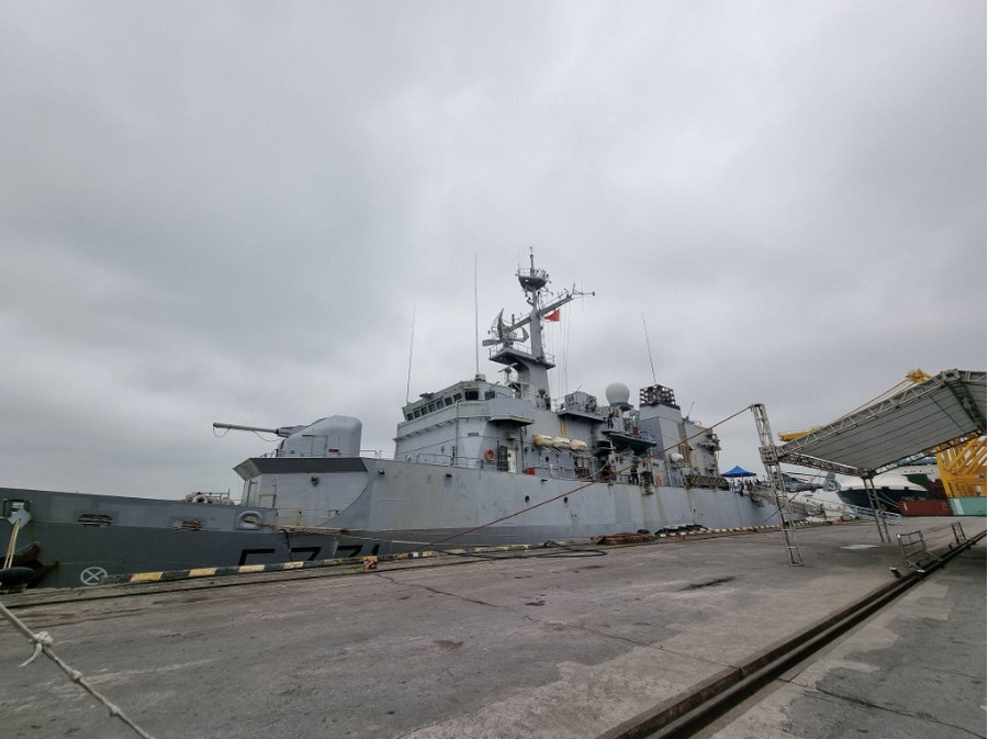 Tàu tuần dương PRAIRIAL thuộc lớp Floréal, đồn trú tại Papeete (Polynésie thuộc Pháp) và trực thuộc lực lượng vũ trang tại Polynésie.