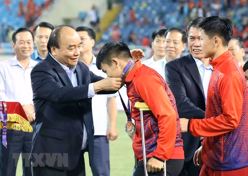 Chủ tịch nước Nguyễn Xuân Phúc trao HCV môn bóng đá nam Seagame 31 cho tuyển U23 Việt Nam. Ảnh: Thông tấn xã Việt Nam.