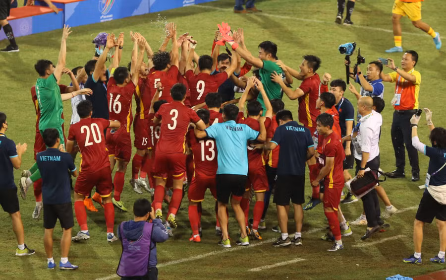 Các cầu thủ ăn mừng chiến thắng. Ảnh: Hiếu Lương.