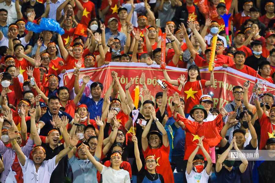 Khán đài sân vận động Mỹ Đình nổ tung sau bàn thắng quý hơn vàng của Nhâm Mạnh Dũng. Ảnh: Người Đưa Tin.
