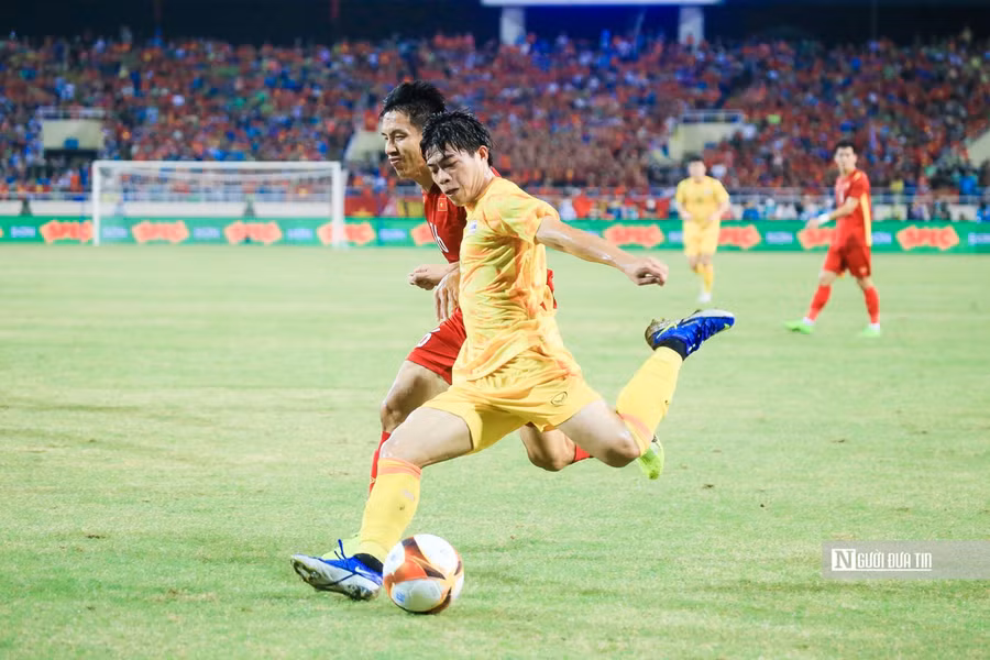 Hai bên có nhiều tình huống uy hiếp khung thành của nhau nhưng không có bàn thắng nào được ghi trong phần lớn thời gian thi đấu chính thức. Ảnh: Người Đưa Tin.