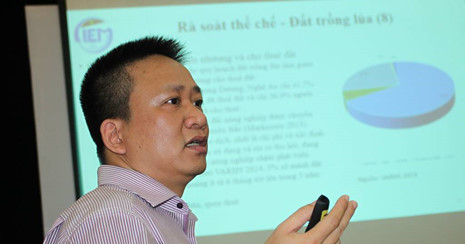 Theo ông Đặng Quang Vinh, khi đăng công bố nội dung đăng ký doanh nghiệp, các doanh nghiệp phải đóng lệ phí 300.000 đồng/lần là bất hợp lý. Theo ông Đặng Quang Vinh, khi đăng công bố nội dung đăng ký doanh nghiệp, các doanh nghiệp phải đóng lệ phí 300.000 đồng/lần là bất hợp lý.