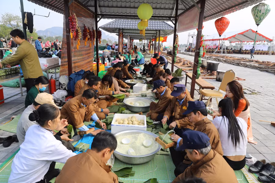 Chương trình có sự tham gia của khoảng 3.000 tăng, ni phật tử, tình nguyện viên và du khách tham gia gói bánh đã tạo nên bầu không khí hồ hởi trong những ngày đầu năm 2023.