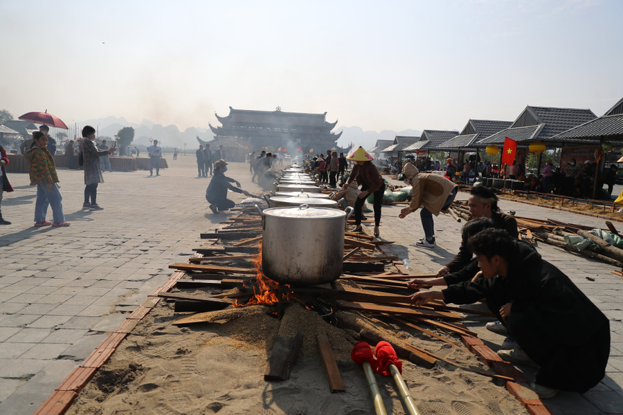 Một phần trong số 10.000 bánh chưng xanh được gói ngày hôm nay cũng sẽ được các tình nguyện viên mang đến tặng bà con ở những xã, huyện vùng sâu, vùng xa của tỉnh Sơn La còn khó khăn. Một phần trong số 10.000 bánh chưng xanh được gói ngày hôm nay cũng sẽ được các tình nguyện viên mang đến tặng bà con ở những xã, huyện vùng sâu, vùng xa của tỉnh Sơn La còn khó khăn.