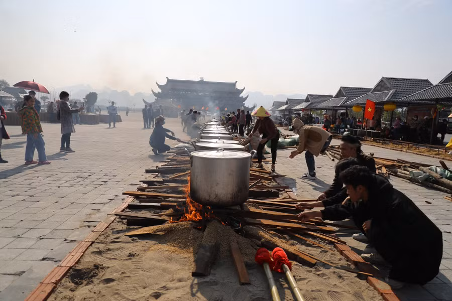 Một phần trong số 10.000 bánh chưng xanh được gói ngày hôm nay cũng sẽ được các tình nguyện viên mang đến tặng bà con ở những xã, huyện vùng sâu, vùng xa của tỉnh Sơn La còn khó khăn.