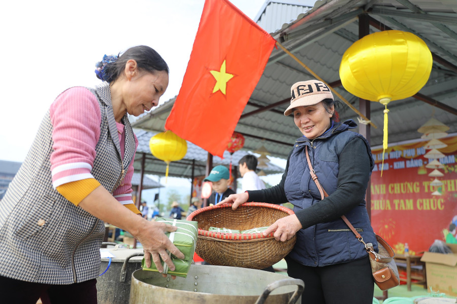 Sau khi gói xong, toàn bộ số bánh được luộc ngay trong khu vực chùa Tam Chúc và sẽ được đưa đi tặng bà con trong và ngoài tỉnh Hà Nam. Sau khi gói xong, toàn bộ số bánh được luộc ngay trong khu vực chùa Tam Chúc và sẽ được đưa đi tặng bà con trong và ngoài tỉnh Hà Nam.