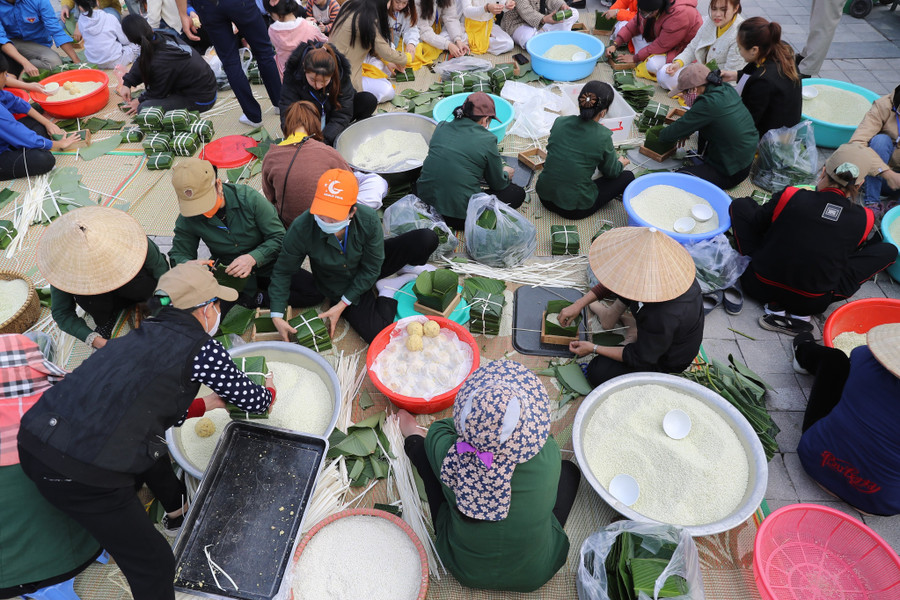 Chương trình có sự tham gia của khoảng 3.000 tăng, ni phật tử, tình nguyện viên và du khách tham gia gói bánh đã tạo nên bầu không khí hồ hởi trong những ngày đầu năm 2023. Chương trình có sự tham gia của khoảng 3.000 tăng, ni phật tử, tình nguyện viên và du khách tham gia gói bánh đã tạo nên bầu không khí hồ hởi trong những ngày đầu năm 2023.