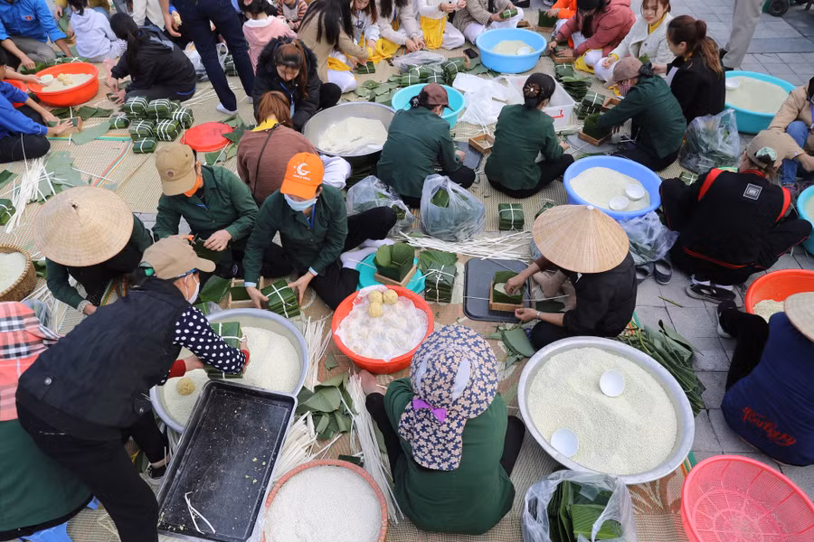 Chương trình có sự tham gia của khoảng 3.000 tăng, ni phật tử, tình nguyện viên và du khách tham gia gói bánh đã tạo nên bầu không khí hồ hởi trong những ngày đầu năm 2023.