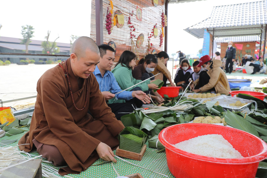 Đây là một chương trình mang đến nhiều ý nghĩa trước dịp Tết Nguyên đán với nguyện cầu sẻ chia một cái Tết ấm áp đến những gia cảnh khó khăn và trẻ em vùng cao các tỉnh miền núi. Đây là một chương trình mang đến nhiều ý nghĩa trước dịp Tết Nguyên đán với nguyện cầu sẻ chia một cái Tết ấm áp đến những gia cảnh khó khăn và trẻ em vùng cao các tỉnh miền núi.