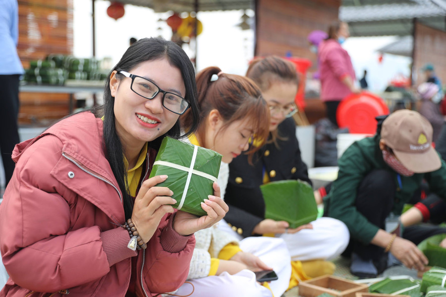 Chương trình có sự tham gia của khoảng 3.000 tăng, ni phật tử, tình nguyện viên và du khách tham gia gói bánh đã tạo nên bầu không khí hồ hởi trong những ngày đầu năm 2023. Chương trình có sự tham gia của khoảng 3.000 tăng, ni phật tử, tình nguyện viên và du khách tham gia gói bánh đã tạo nên bầu không khí hồ hởi trong những ngày đầu năm 2023.