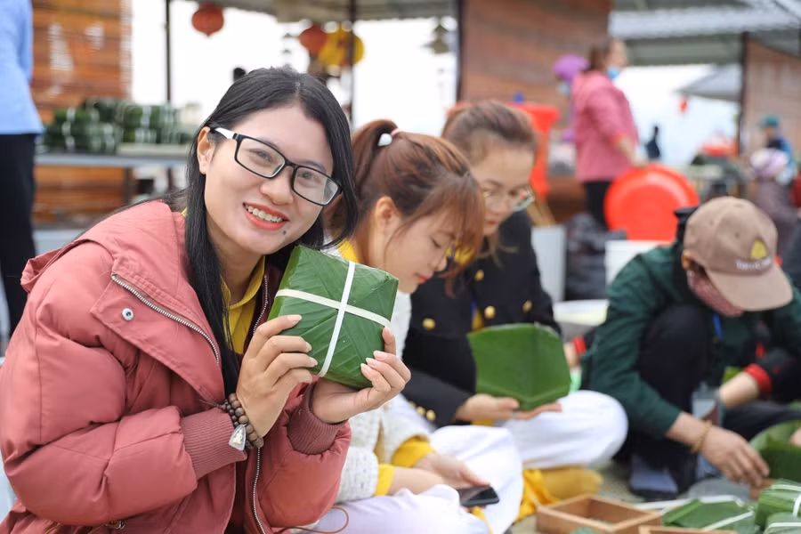 Chương trình có sự tham gia của khoảng 3.000 tăng, ni phật tử, tình nguyện viên và du khách tham gia gói bánh đã tạo nên bầu không khí hồ hởi trong những ngày đầu năm 2023.
