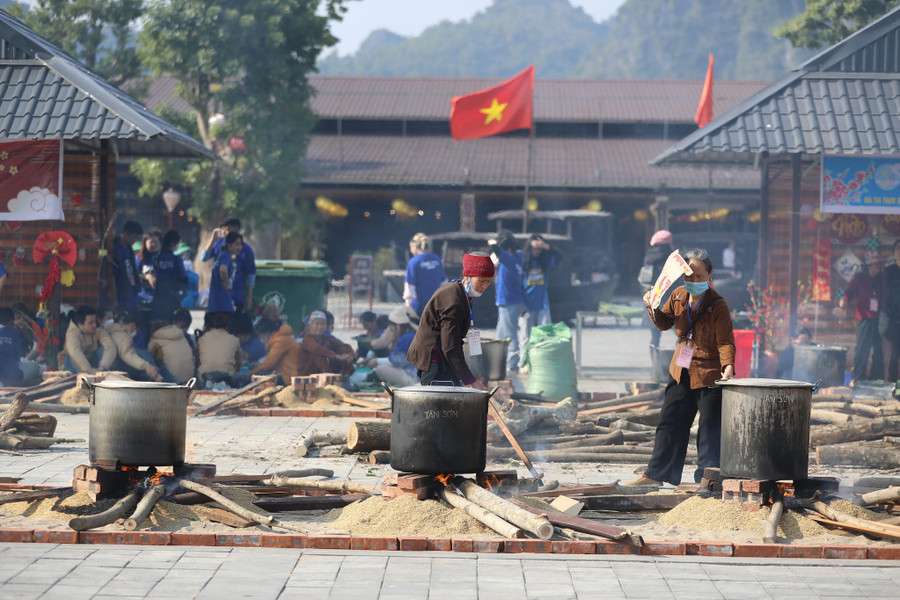 Một phần trong số 10.000 bánh chưng xanh được gói ngày hôm nay cũng sẽ được các tình nguyện viên mang đến tặng bà con ở những xã, huyện vùng sâu, vùng xa của tỉnh Sơn La còn khó khăn. Một phần trong số 10.000 bánh chưng xanh được gói ngày hôm nay cũng sẽ được các tình nguyện viên mang đến tặng bà con ở những xã, huyện vùng sâu, vùng xa của tỉnh Sơn La còn khó khăn.