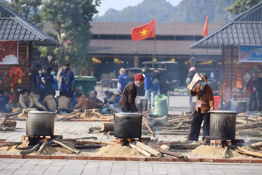 Một phần trong số 10.000 bánh chưng xanh được gói ngày hôm nay cũng sẽ được các tình nguyện viên mang đến tặng bà con ở những xã, huyện vùng sâu, vùng xa của tỉnh Sơn La còn khó khăn.