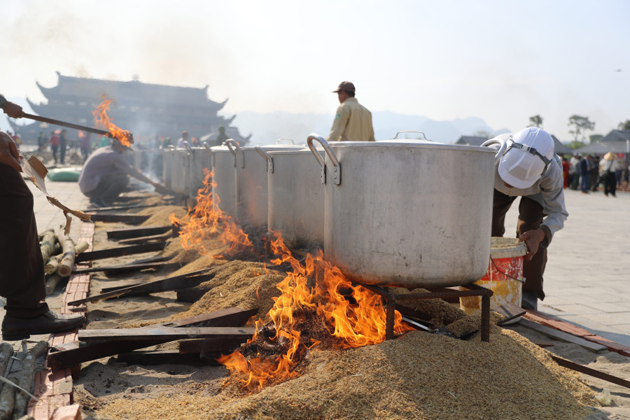 Một phần trong số 10.000 bánh chưng xanh được gói ngày hôm nay cũng sẽ được các tình nguyện viên mang đến tặng bà con ở những xã, huyện vùng sâu, vùng xa của tỉnh Sơn La còn khó khăn. Một phần trong số 10.000 bánh chưng xanh được gói ngày hôm nay cũng sẽ được các tình nguyện viên mang đến tặng bà con ở những xã, huyện vùng sâu, vùng xa của tỉnh Sơn La còn khó khăn.