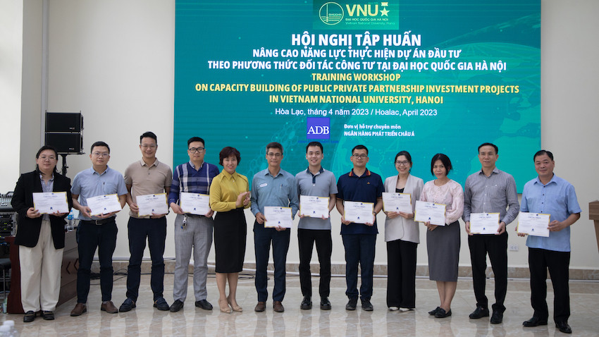 Cấp chứng chỉ cho các học viên tham gia khóa tập huấn.