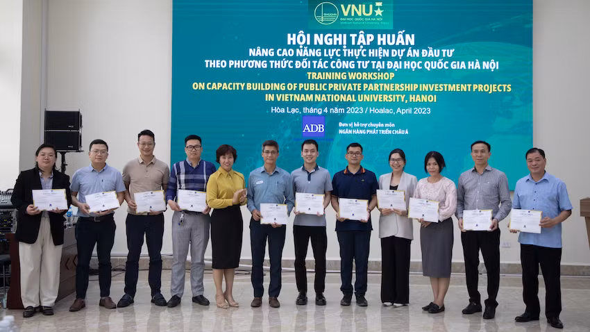 Cấp chứng chỉ cho các học viên tham gia khóa tập huấn. Cấp chứng chỉ cho các học viên tham gia khóa tập huấn.