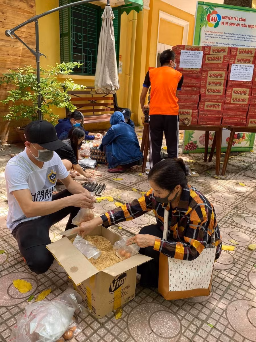 Hơn lúc nào hết, các bạn sinh viên ấy cần sự hỗ trợ từ các mạnh thường quân, các nhà hảo tâm, cần sự chung tay của cộng đồng để có thể vượt qua thời kì khó khăn, tiếp tục hoàn thành con đường đại học đang đi, hoàn thành những ước mơ dang dở.