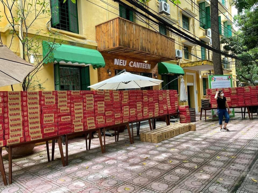 Được biết trước đó, nhóm cũng đã hỗ trợ hơn 400 suất quà cho các bạn sinh viên có hoàn cảnh tương tự tại trường Đại học Xây dựng. Đại diện nhóm thiện nguyện cho biết, hiện tại trên địa bàn thành phố vẫn còn rất nhiều các bạn sinh viên ngoại tỉnh không thể trở về quê hương, đang gặp khó khăn trong việc duy trì cuộc sống và chi trả các chi phí sinh hoạt.