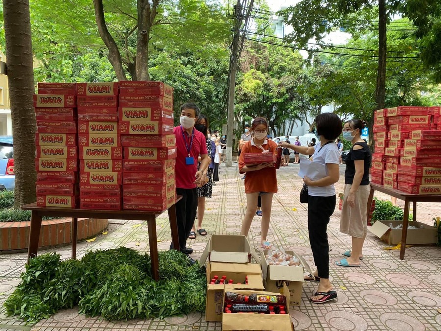 Mỗi suất quà đều chứa đựng trong đó tấm lòng hảo tâm, sự đồng cảm, sẻ chia, chứa đựng trong đó ý thức cao cả về trách nhiệm cộng đồng, tinh thần lá lành đùm lá rách của các nhà hảo tâm.