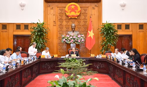 Thủ tướng làm việc về việc di dời dân cư khỏi di tích Kinh thành Huế. Ảnh: VGP