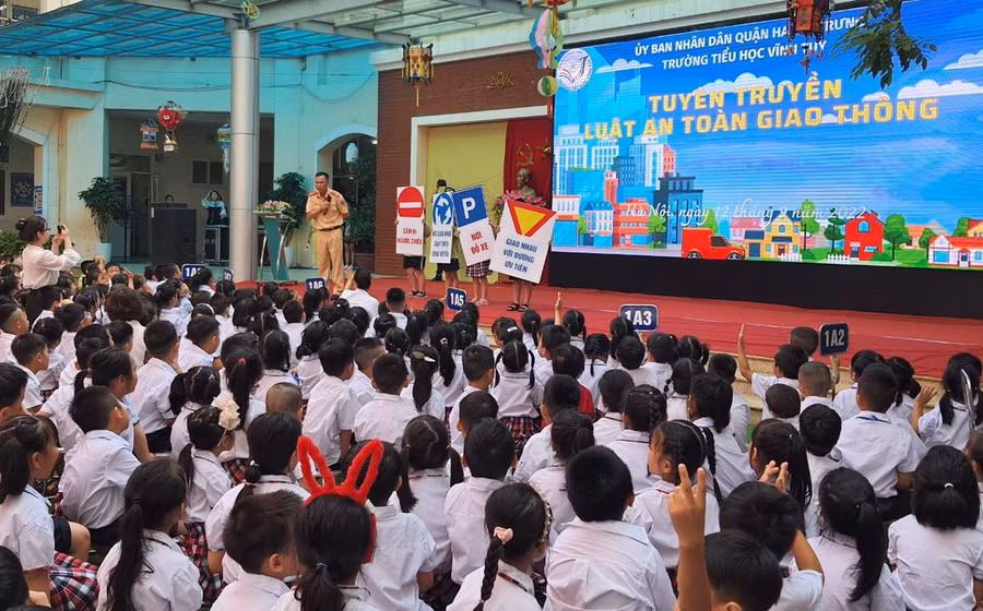 Học sinh hào hứng với phần tuyên truyền của cán bộ, chiến sĩ công an giao thông