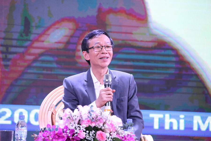 GS.TS Nguyễn Văn Minh – Hiệu trưởng Trường ĐH Sư phạm Hà Nội chia sẻ tại Lễ ra mắt Quỹ đồng hành học sinh, sinh viên vùng khó khăn - tối 12/1. GS.TS Nguyễn Văn Minh – Hiệu trưởng Trường ĐH Sư phạm Hà Nội chia sẻ tại Lễ ra mắt Quỹ đồng hành học sinh, sinh viên vùng khó khăn - tối 12/1.