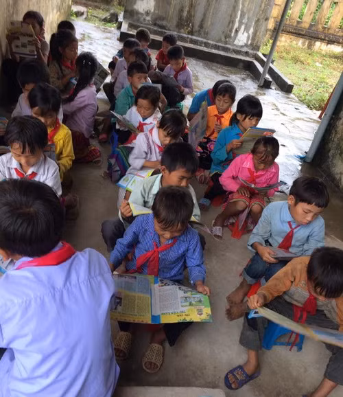 Học sinh miệt mài đọc sách, báo từ quà tặng của các nhà hảo tâm