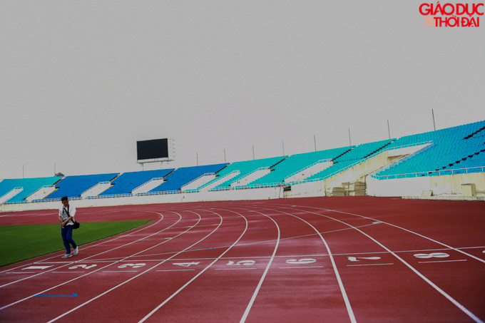 Bề mặt đường pitch được phủ một lớp cao su tổng hợp phục vụ môn điền kinh.