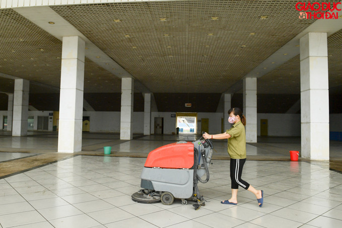 Phía ngoài, công nhân dọn vệ sinh đang tích cực dọn dẹp để phục vụ tốt nhất cho trận đấu ngày mai.