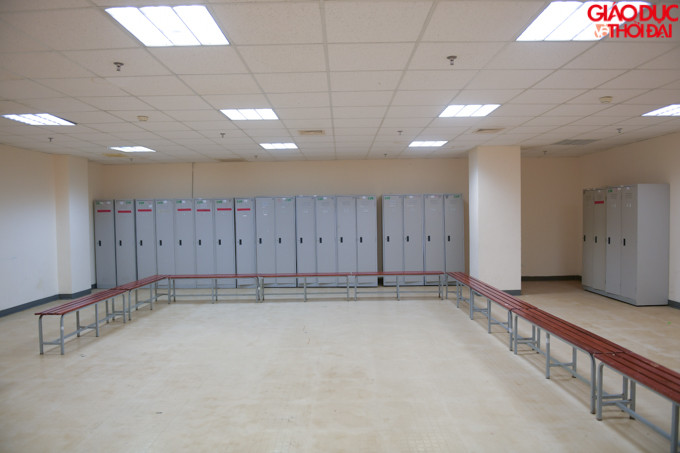 Phòng thay đồ của cầu thủ vẫn chưa được tu sửa, nhiều tủ quần áo bị vẽ xấu xí...