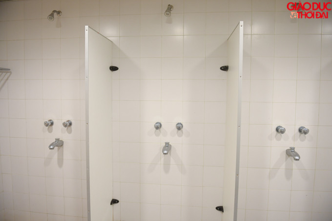 Khu vực phòng tắm cũng khá sơ sài...