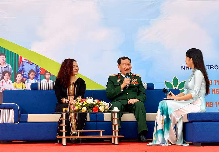 Anh hùng Phạm Tuân và bà Rơ Đăm Thị Bích Ngọc (bên trái) chia sẻ, trò chuyện với học sinh.