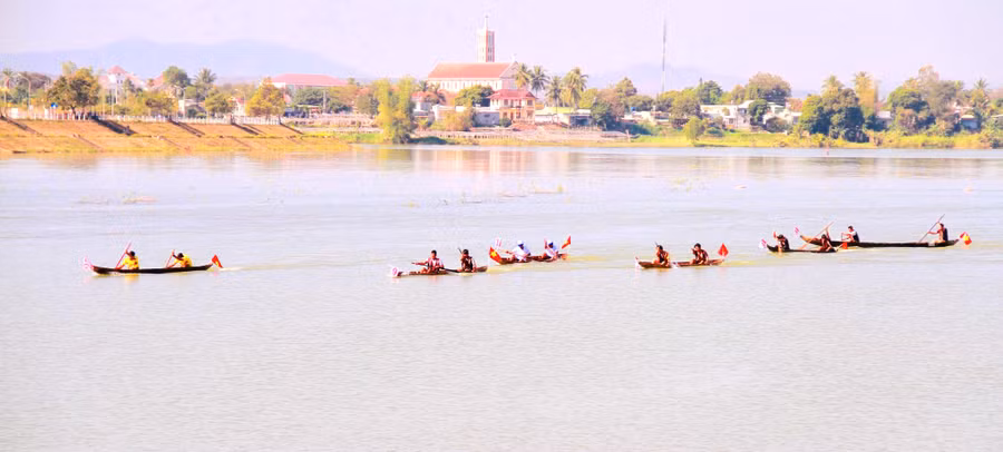 60 vận động viên của 11 đội thuyền độc mộc tham gia tranh tài.