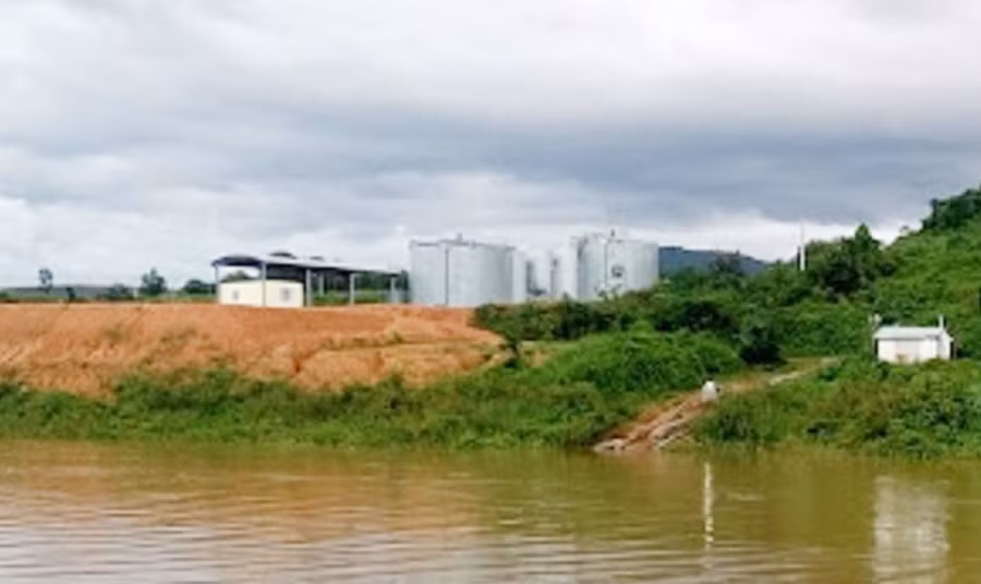 Nhà máy mì nơi nghi ngờ người đàn ông bị rơi xuống bể lọc nước thải.